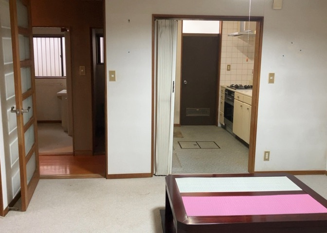 L型アイランドタイプは、キッチンからダイニングにもリビングにも目が行き届くので、とても使いやすい配置です。L字型独立タイプは、キッチンを独立させてるためLDKというよりもLDといった様なイメージです。