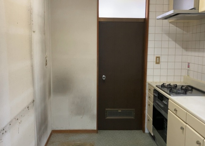 DKの物件でも広く見せたい方は、ダイニングスペースを広く使えるように工夫しましょう。低めのダイニングソファを置くと、家具の圧迫感が減り、広く見せることができ、ダイニングをリビングのように使用できます！