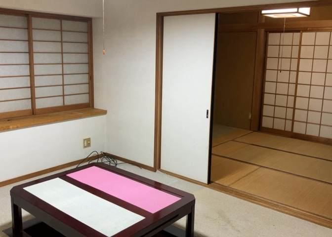 直線タイプはLとDKを一直線に並べた形で対面キッチンのタイプです。一般的なのでよく見かけるかもしれません。直線タイプに似た直接アイランドタイプは、キッチンとダイニングの間に壁がない分広く感じられます。