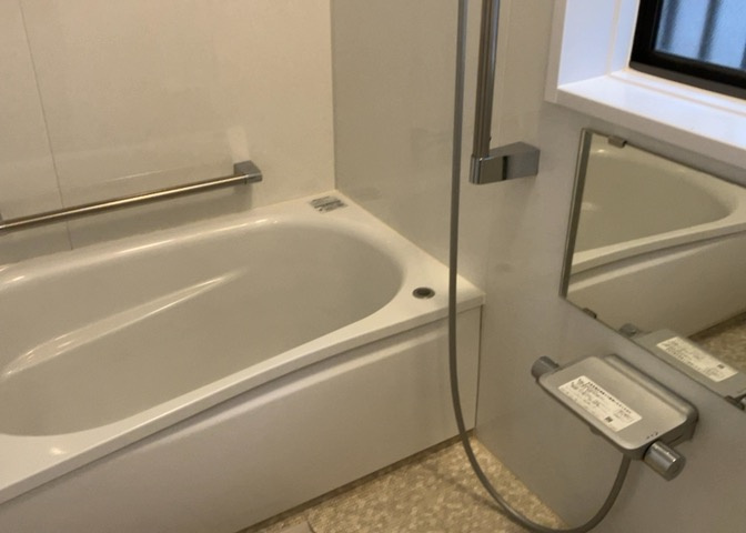 入浴時の快適さも大事なことですが、綺麗な状態を維持できなければ気持ちよく入浴できません。毎日の掃除が楽という点は大事なポイントになります！カビが生えにくく掃除がしやすい、壁や浴槽を選ぶといいでしょう。