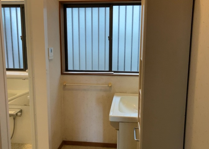 多くの戸建て住宅で見かける洗面脱衣所は、洗面台と洗濯機が2畳ほどのスペースに並べられていて、洗面所が脱衣所を兼ね備えている間取りが一般的です。お客様が利用することもある、パブリックな空間でもあります。