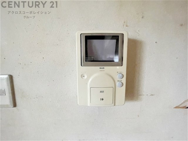 訪問者が来たときにテレビ画面で確認できるため、安心してドアを開けられます。録画機能があるものもあり、留守中に来訪者を記録しておくことができます。利便性が高く、セキュリティ面でも安心です　