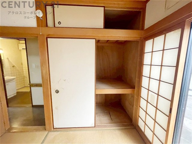 押入れは季節の衣類、寝具などを収納できます。伝統的な美しさと実用性が融合し、収納物を保護する調湿・換気効果があります。使い方によっては書類や小物なども効果的に整理でき空間を有効活用できます。　