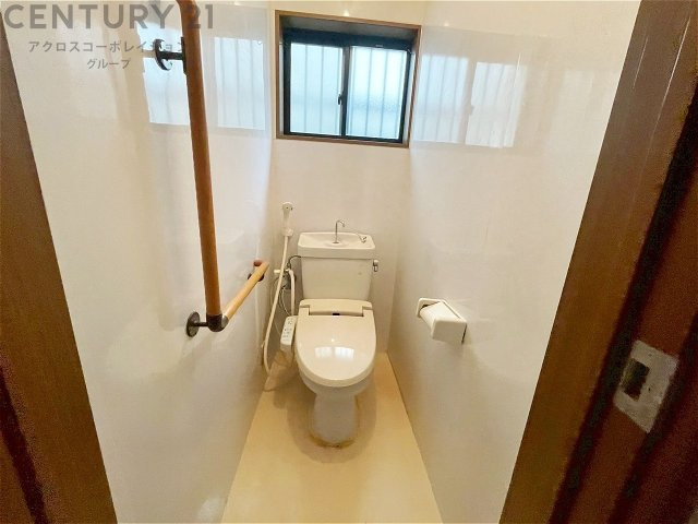 温水洗浄便座付トイレは温水洗浄機能により、暖かい水でおしりを洗浄することができ、冷たい水を使う従来の便座に比べ、温水洗浄機能で暖かいトイレを提供し、快適な使用を可能にします。　