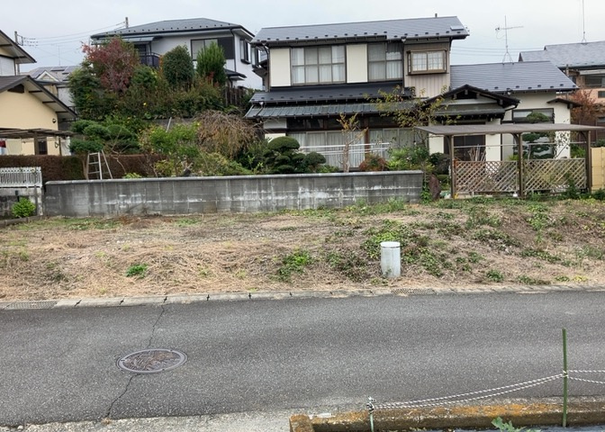 土地の形が極端に長細かったり、狭小地、あるいは道路との高低差がある傾斜地だった場合、後々売ろうとしても買い手がつかない場合もあります。後々、売却することになった時に価値の下がらない土地を選びましょう。