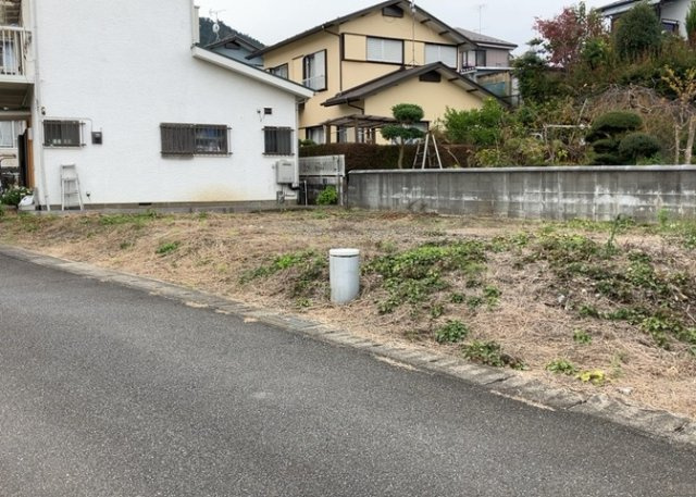土地の面積＝住宅面積ではありません。建ぺい率の問題などで、土地のある場所によって住宅を建てられる面積は限られています。高さもしかり、「土地」という言葉の中には、建築条件も含まれると考えておきましょう。