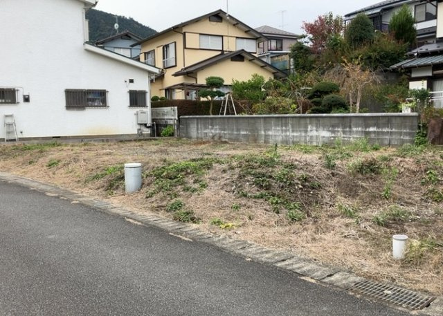 家を建てる場合、方位は要チェックです。現実的に日当たりのよい家ならばリビングは南側、建築基準法でも北側に当たる家への配慮は求められています。土地を見学に行く際は、方位磁針を持って行くようにしましょう。