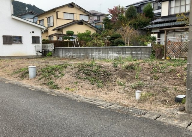 土地を買う際、住む地域の自治体や福祉の補助制度にも注目してみましょう。子供や老人の医療補助やゴミ出しのルールなど、自治体によってルールに大きな違いがあるため、暮らしやすい土地で判断するとよいでしょう。