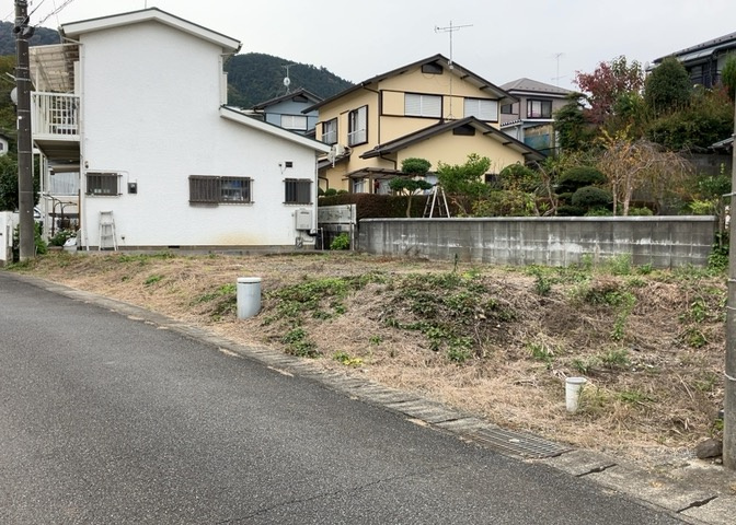土地の前の道路に消火栓が設置されていることがあります。この場合、道路交通法第45条第1項により、駐車禁止の場所が指定されています。そのため、車庫などの駐車スペースをつくることができない場合があります。
