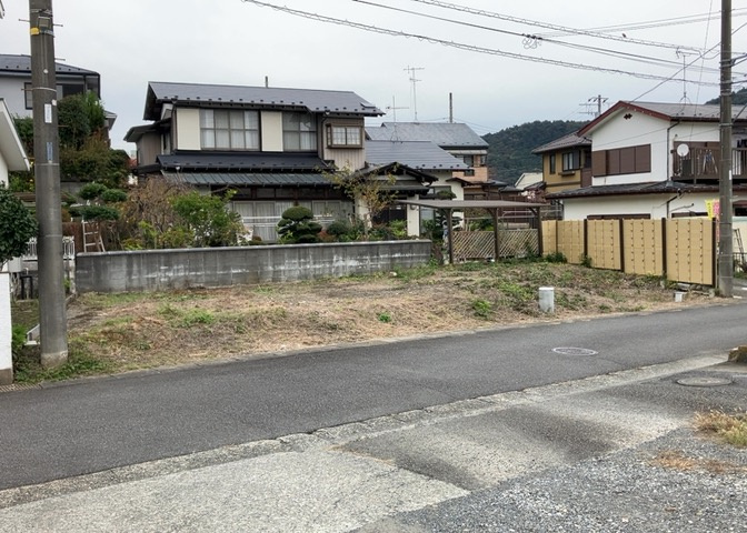 現地に行くなら、物件の周囲の地形がどうなっているかを見ることも大切です。周辺より低くなっている土地では、大雨などで水が集まりやすいため、地盤が弱くなっているということも考えられるため、注意が必要です。