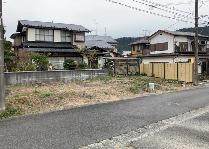 隣家の土地はどうなっているのか、生活利便施設が近くにあるのか、学校まで近いかなど、お客様のライフスタイルにあわせたイメージが重要です。また、近くにあると困る施設が近くにないかも確認するといいでしょう。