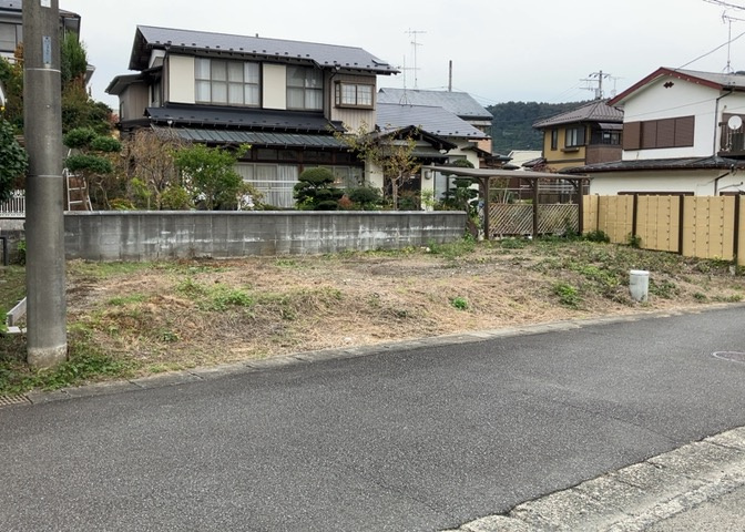 土地購入を検討されている場合、境界杭がない状態で購入してしまうと境界確定測量をする必要があり、費用がかかります。購入の前に、売主、隣土地所有者立ち合いのもと境界を確定し境界杭を設置するのがベストです。