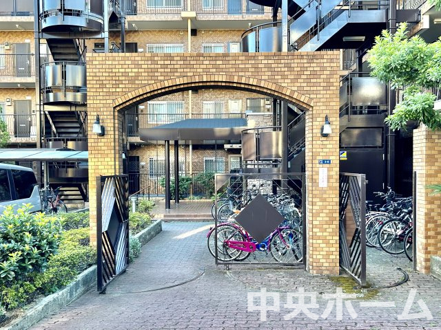 【エントランス】マンションのエントランスは、その物件の印象を決める、顔とも言える場所です。毎日通る場所ですからきれいなのが一番です。エントランス内はオートロックですので暮らしの安全も確保されています。