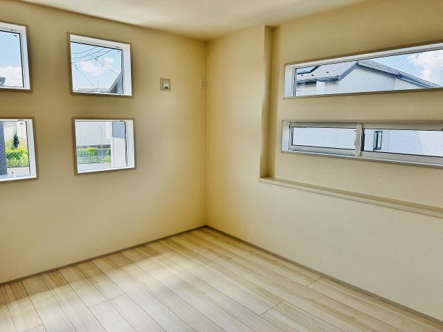 ～2階6.21帖の洋室　2面採光で明るく風通しの良いお部屋です～