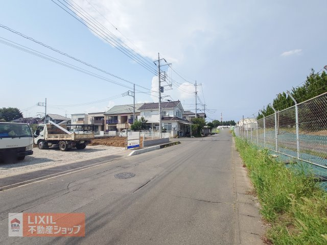 【前面道路】見通しの良い前面道路。車の出し入れがしやすく、ゆったりとした開放感のあるロケーションです。