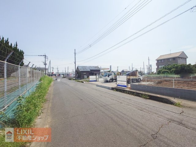 【前面道路】見通しの良い前面道路。車の出し入れがしやすく、ゆったりとした開放感のあるロケーションです。