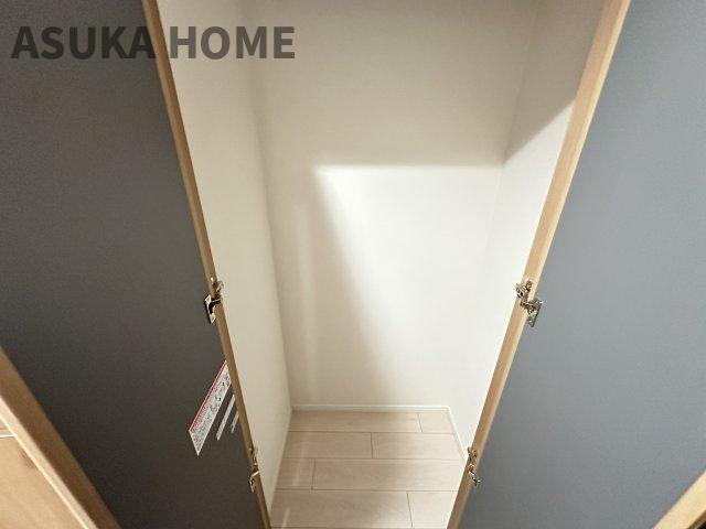 廊下にも収納スペースがあります♪日用品の買い置きを入れたり、掃除用品を入れたりと使いやすそうです♪