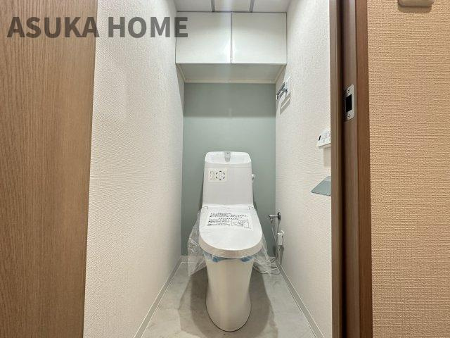 新規交換済♪温水洗浄便座のトイレ設備です。トイレ上部にはあると便利な吊戸棚を設置！