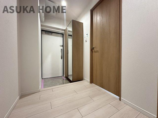 広々して使いやすそうな玄関です♪玄関横のミラー付きシューズボックスも嬉しい設備です♪