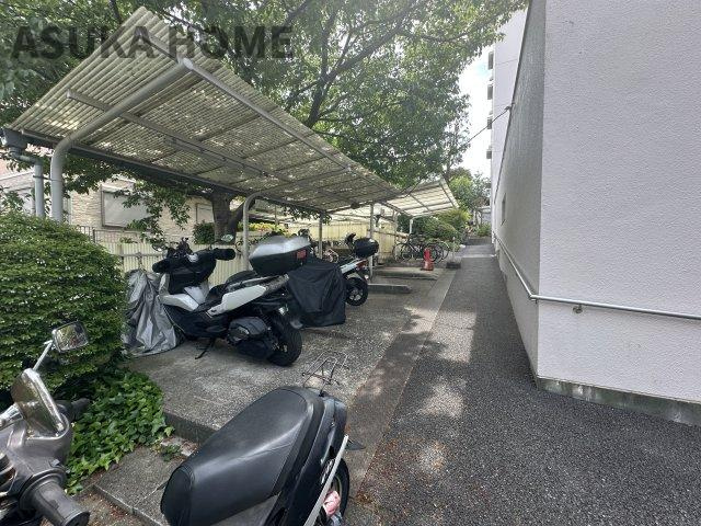 バイク置場の空き状況については、その都度、確認いたしますのでお気軽にお聞きください。