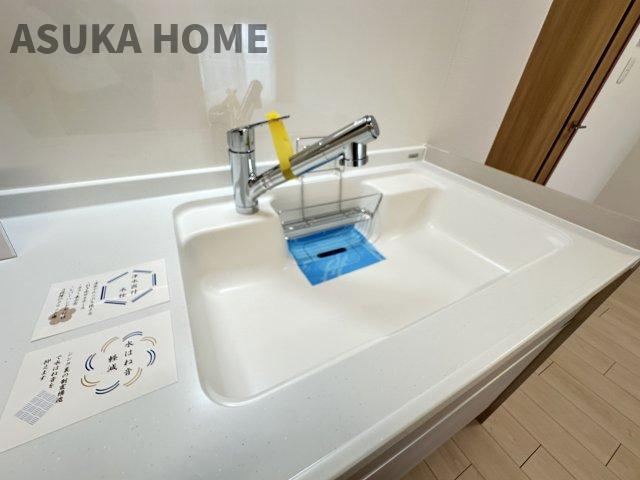 人気の人工大理石調のシンク。ワークトップとの一体とお手入れにしやすさが魅力的です。