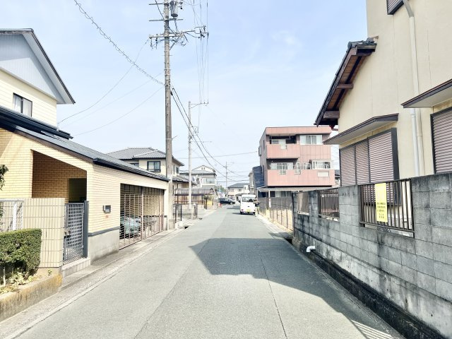 前面道路を北に向いて撮影しました！！