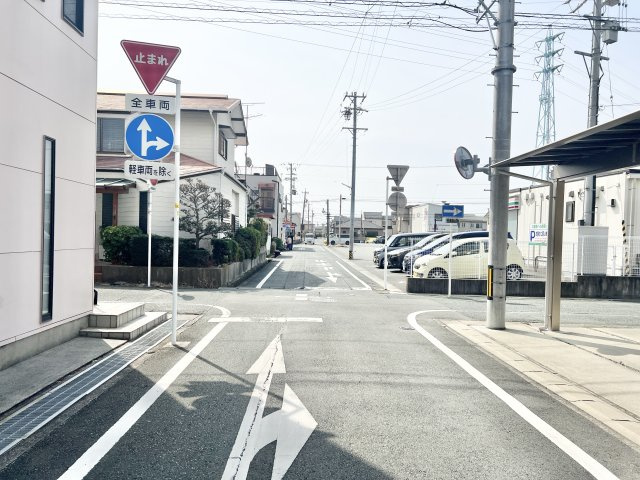 前面道路を南に向いて撮影しました！！