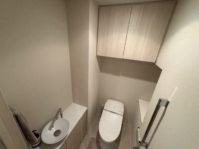 ※　CGで家具等を削除(設置)したイメージです。独立手洗い場×大型吊戸棚。タンクレストイレですっきり広く、豊富な収納が生活感を一掃。手すり付の優しい設計とホテルライクな清潔感があります。