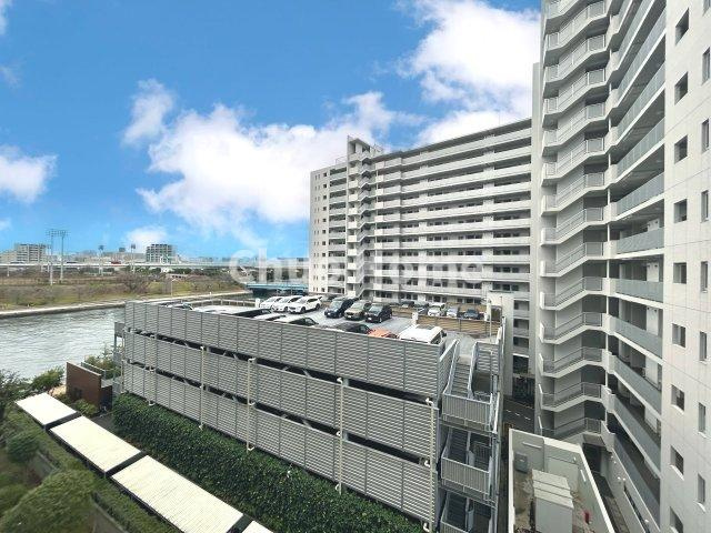 手を伸ばせば、ふれることが出来そうな環境が、そのままインテリアになったような印象です。その豊かな眺望にふさわしい空間には、通風・採光にも優れ、心地よい光と風があふれています