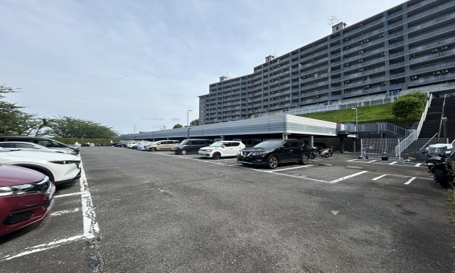 駐車場の空き状況については、お問い合わせ時に管理会社の方へ、その都度確認いたしますのでお気軽にお聞きください。
