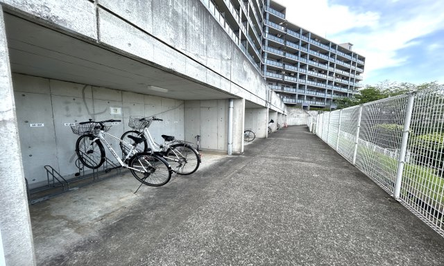 大切な自転車を雨から守ってくれる屋根付きの駐輪スペースです。