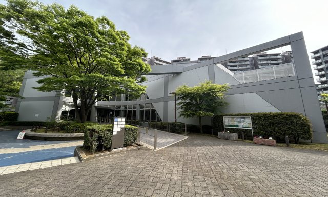 共有棟や公園を備えた広々とした敷地のマンションです。