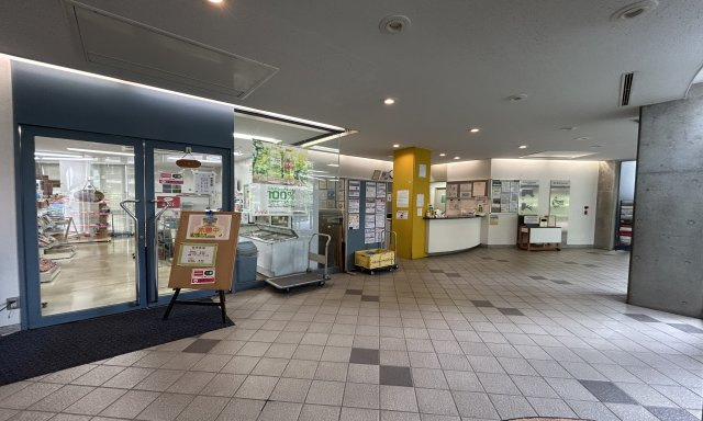 お買い物が敷地内で出来る！ミニストアが有る共有棟です。
