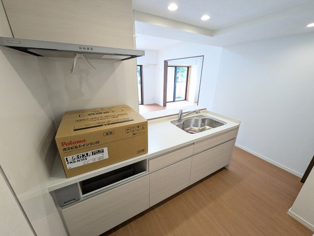～3口コンロと広い調理台でお料理が捗ります～