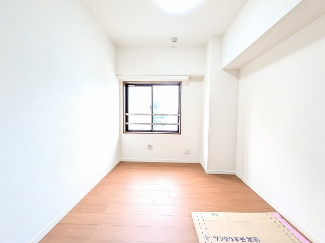 ～玄関入ってすぐ、5.0帖の洋室です～