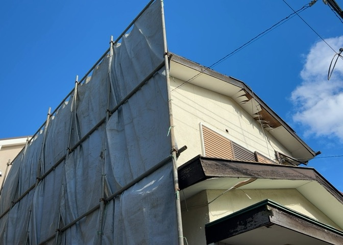 土地の面積＝住宅面積ではありません。建ぺい率の問題などで、土地のある場所によって住宅を建てられる面積は限られています。高さもしかり、「土地」という言葉の中には、建築条件も含まれると考えておきましょう。