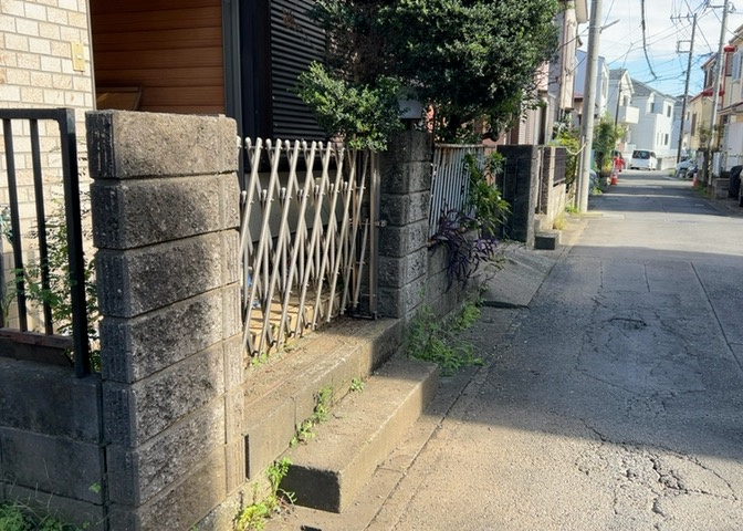 家を建てる場合、方位は要チェックです。現実的に日当たりのよい家ならばリビングは南側、建築基準法でも北側に当たる家への配慮は求められています。土地を見学に行く際は、方位磁針を持って行くようにしましょう。