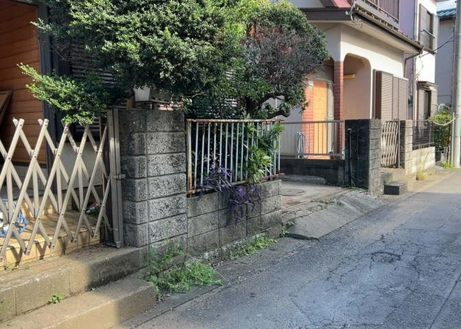土地を買う際、住む地域の自治体や福祉の補助制度にも注目してみましょう。子供や老人の医療補助やゴミ出しのルールなど、自治体によってルールに大きな違いがあるため、暮らしやすい土地で判断するとよいでしょう。