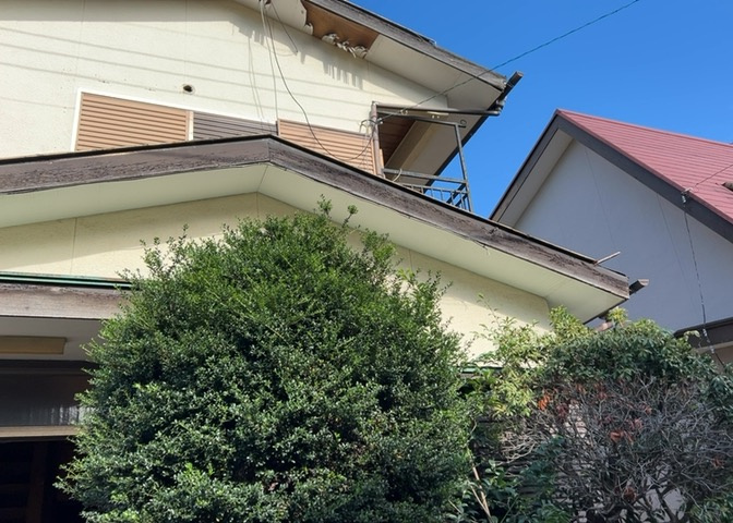土地の前の道路に消火栓が設置されていることがあります。この場合、道路交通法第45条第1項により、駐車禁止の場所が指定されています。そのため、車庫などの駐車スペースをつくることができない場合があります。