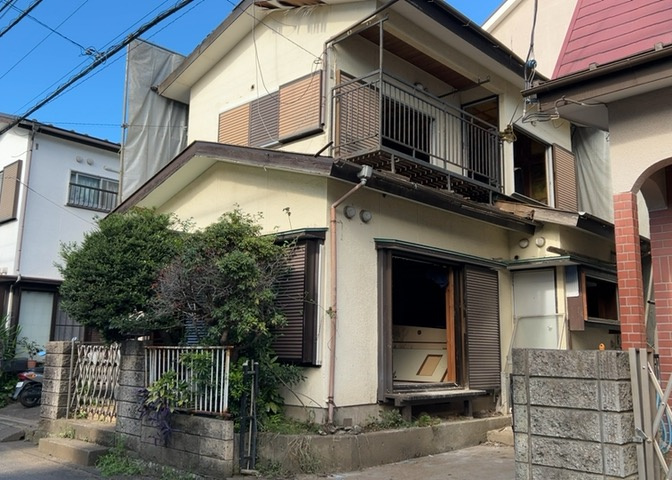 現地に行くなら、物件の周囲の地形がどうなっているかを見ることも大切です。周辺より低くなっている土地では、大雨などで水が集まりやすいため、地盤が弱くなっているということも考えられるため、注意が必要です。