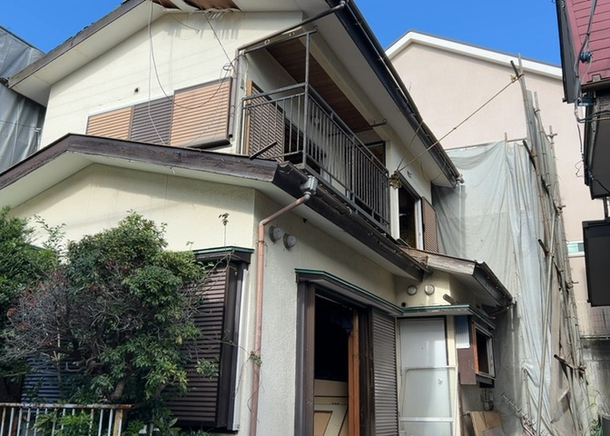 隣家の土地はどうなっているのか、生活利便施設が近くにあるのか、学校まで近いかなど、お客様のライフスタイルにあわせたイメージが重要です。また、近くにあると困る施設が近くにないかも確認するといいでしょう。