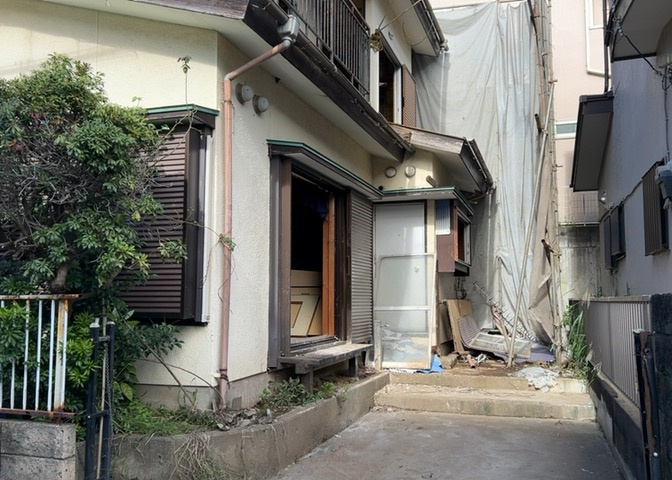 土地購入を検討されている場合、境界杭がない状態で購入してしまうと境界確定測量をする必要があり、費用がかかります。購入の前に、売主、隣土地所有者立ち合いのもと境界を確定し境界杭を設置するのがベストです。