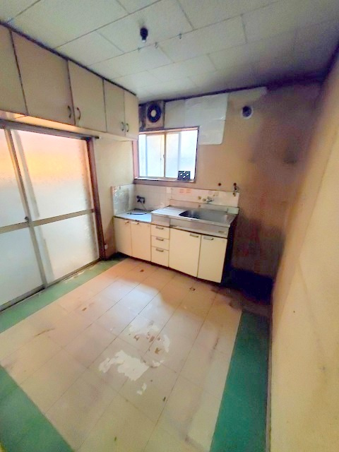 1階はキッチンがついています。窓が2カ所ある明るい空間です。