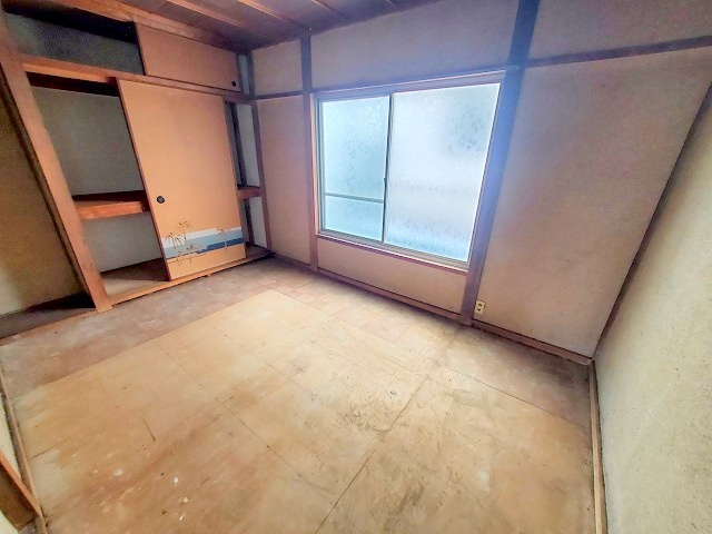 2階には洋室が2部屋あります。バルコニーにつながる洋室5.5帖のお部屋です。押入もついています。