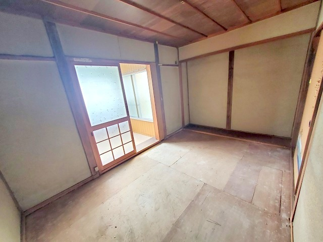 洋室6帖のお部屋は奥に納戸がついてます。また、押入もついていますので、収納箇所がたくさんついています。