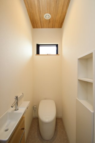 タンクレスでスッキリ空間のトイレ。木目調の天井がアクセント！【プラン例】建物価格2040万円~、建物面積106.00？