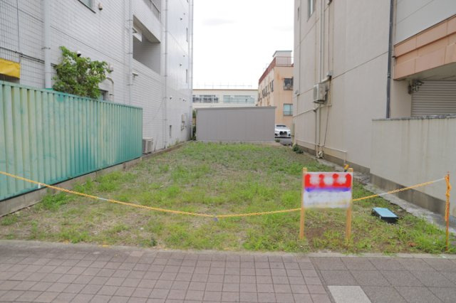 土地購入を検討されている場合、境界杭がない状態で購入してしまうと境界確定測量をする必要があり、費用がかかります。購入の前に、売主、隣土地所有者立ち合いのもと境界を確定し境界杭を設置するのがベストです。