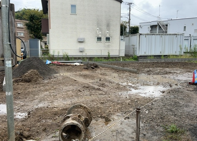 敷地内には、散水栓や立水栓があります。水道水を直接利用できるため、水を運ぶ手間を省くことが出来ます。大量の水を必要とする洗車作業や清掃などに役立ちます。その他設備とあわせて、現地でご確認ください。