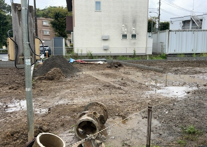 木造住宅とは土台、壁、柱など建築物の強度を支える構造体の材に木が使用されている構造を指します。構造体は建物の自重を支えるだけではなく風圧や水圧、積裁荷重などあらゆる衝撃に耐えるための基礎です。