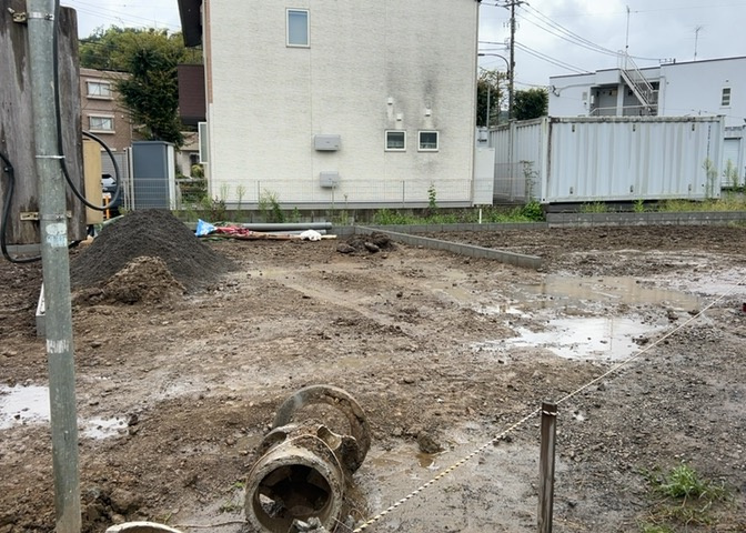 ベタ基礎とは、柱の位置に関係なく全体に基礎がある事を指し、面積が大きい分建物の重さを全体に分散できます。また、地面からの湿気や害虫を遮断でき、木造住宅で心配されるシロアリ被害を防ぐ効果も期待できます。